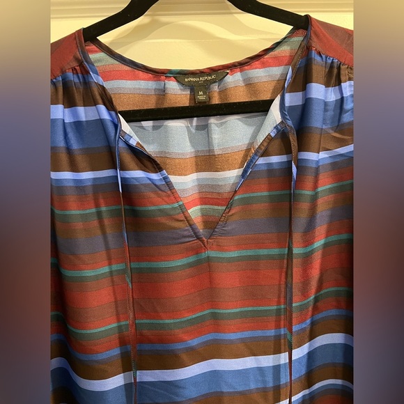 Banana Republic Size Medium Sleeveless Shirt in Maroon & Blue Jewel Tones - Picture 3 of 5